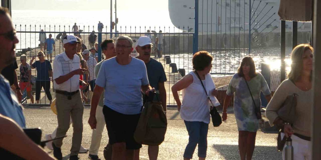 Çoğunluğunu Abd’li Turistlerin Oluşturduğu Kruvaziyer Alanya’ya Demir Attı