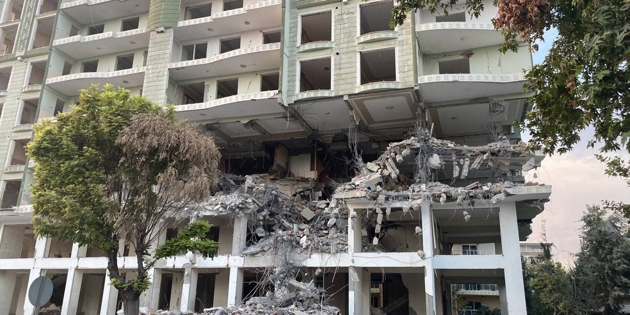 Kolonları Parçalanan Bina Güçlükle Yıkıldı