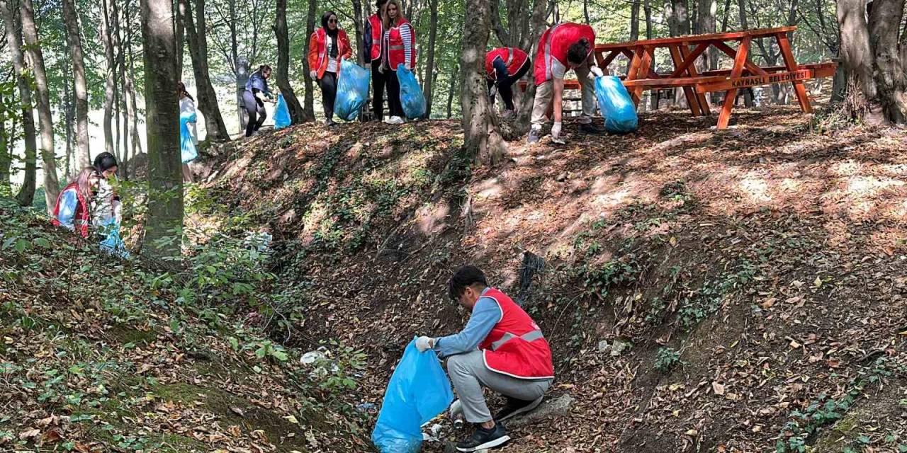 Öğrenciler Poşet Poşet Çöp Topladı