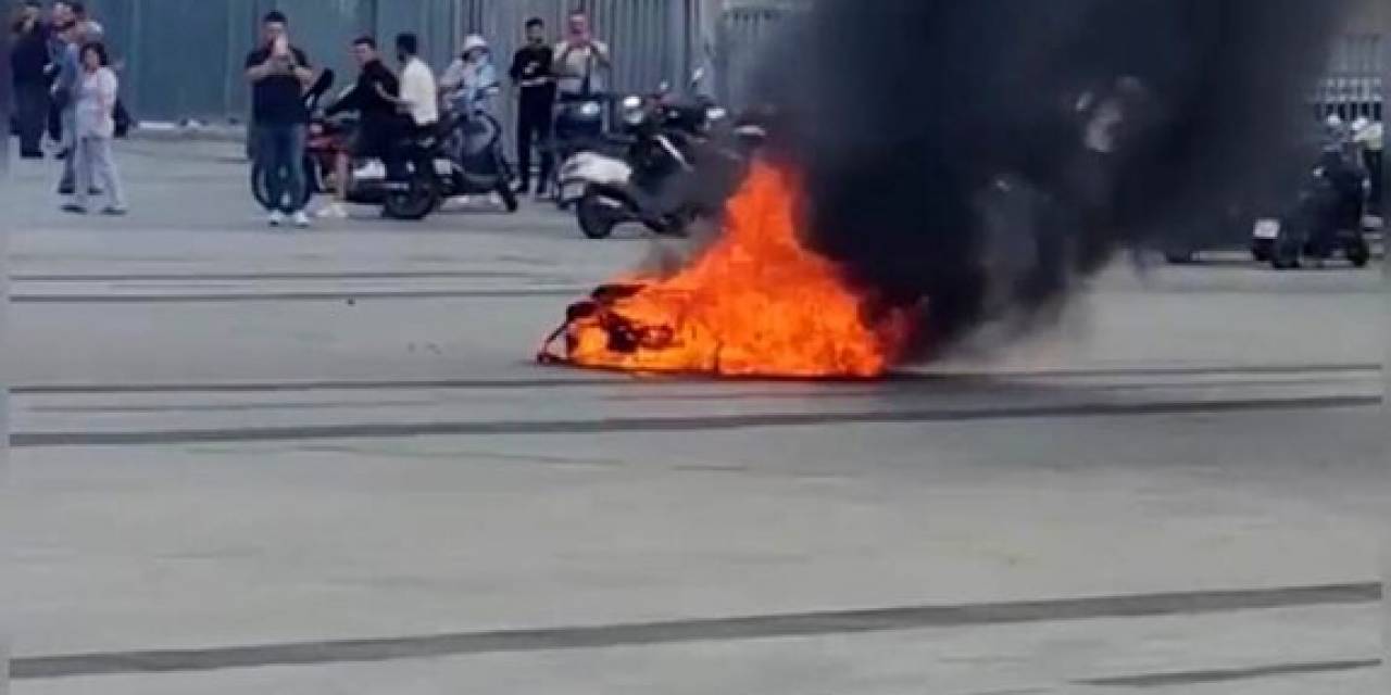Çağlayan Adliyesi Meydanı’nda Alev Alev Yanan Motosiklet  Toma’nın Müdahalesiyle Böyle Söndürüldü