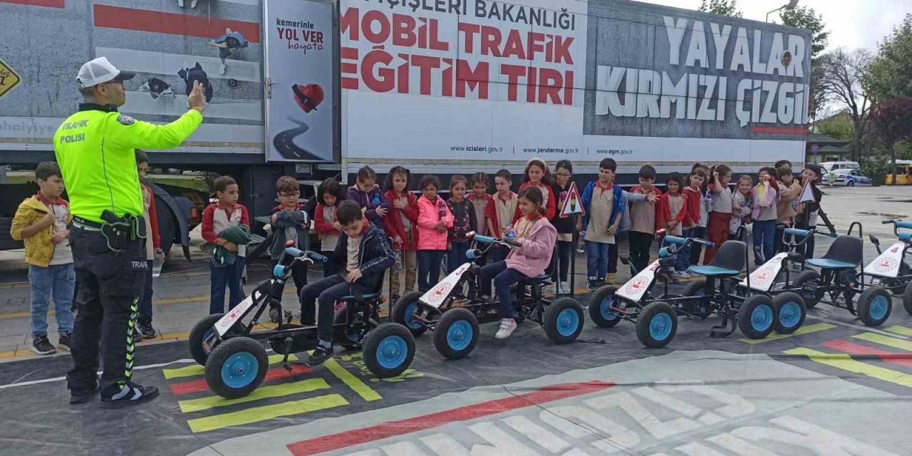 Minik Öğrencilere Trafik Eğitimi