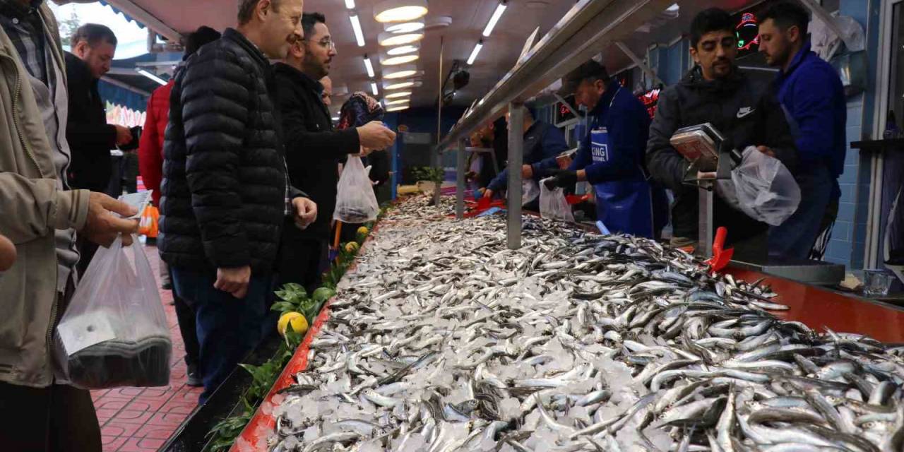 Vatandaş Hamsi Tezgahlarına Akın Etti