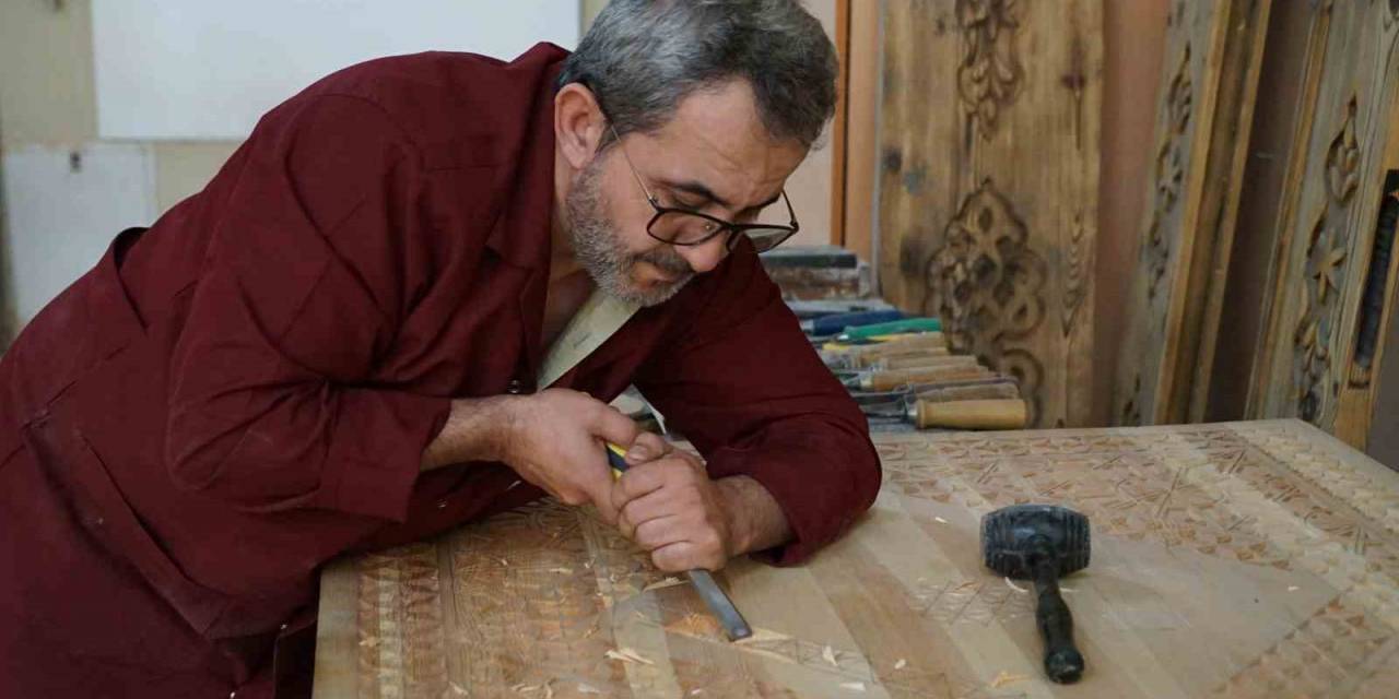 Aylarca Tek Tek Eliyle Oyduğu Ahşap İşlemeler, Yurt Dışından Rağbet Görüyor