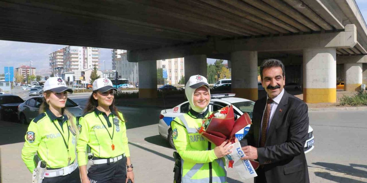 Halk Otobüsü Şoförlerinden Kadın Polislere Sürpriz