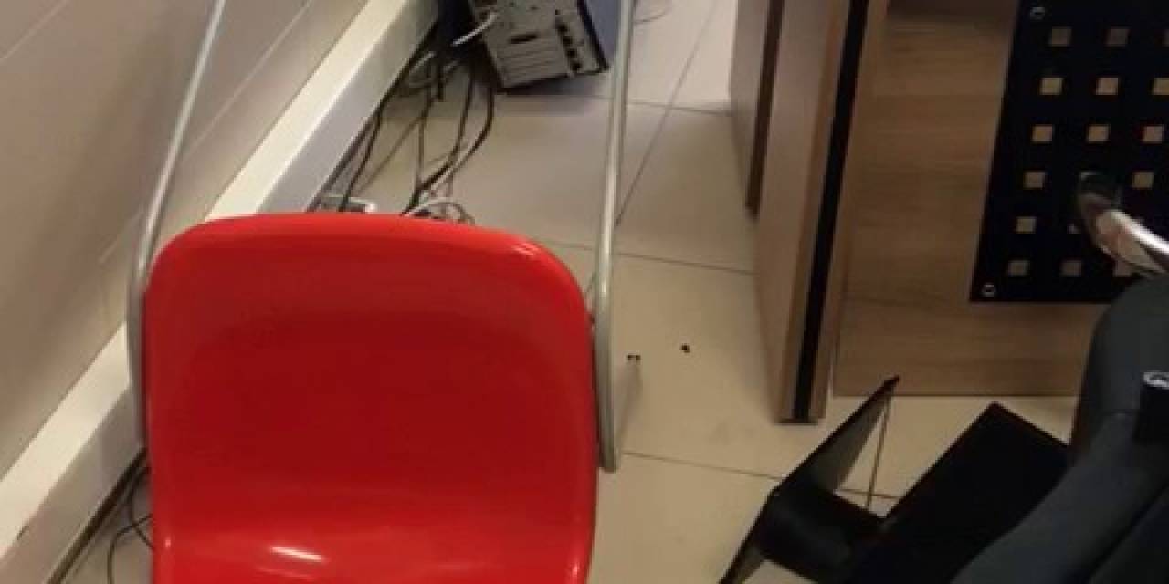 Disiplin Cezası Alan Öğrencinin Okula Gelen Velisi, Öğretmenlere Saldırdı