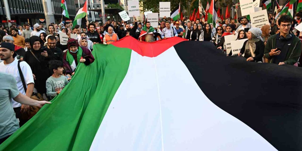 Sydney’de Opera Binası’nın İsrail Bayrağı Renkleriyle Aydınlatılması Protesto Edildi