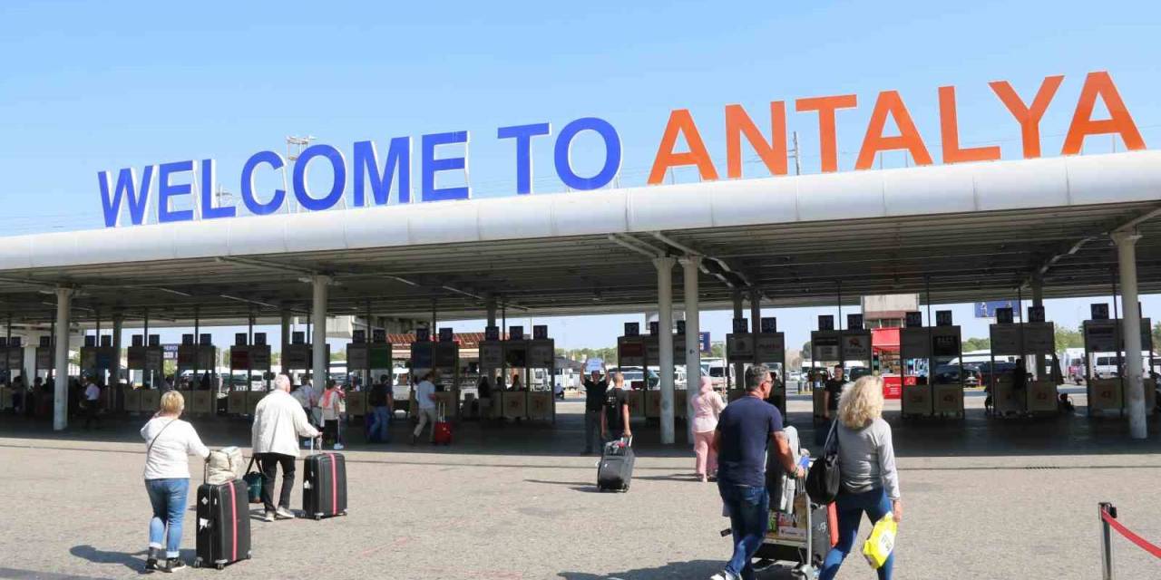 Tel Aviv’de Yaşanan Uçuş Yoğunluğundan Dolayı Antalya Aktarma Merkezi Olarak Kullanılıyor