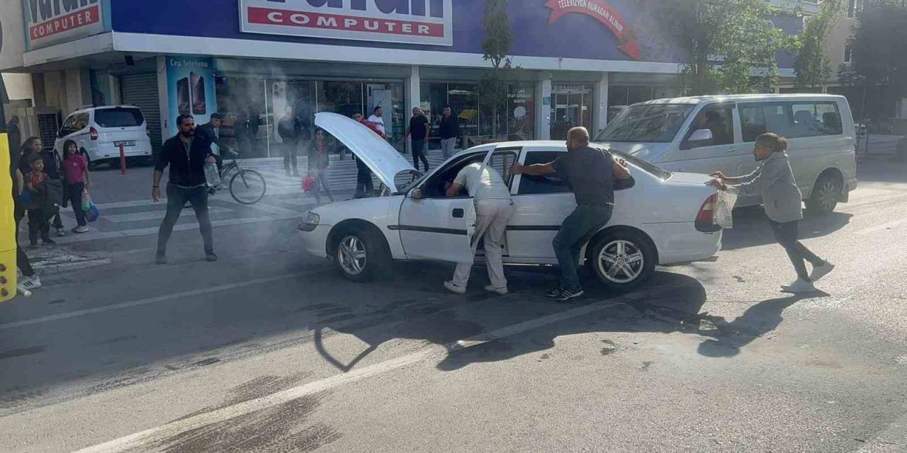 Seyir Halinde Yanan Otomobili Vatandaşlar Söndürdü