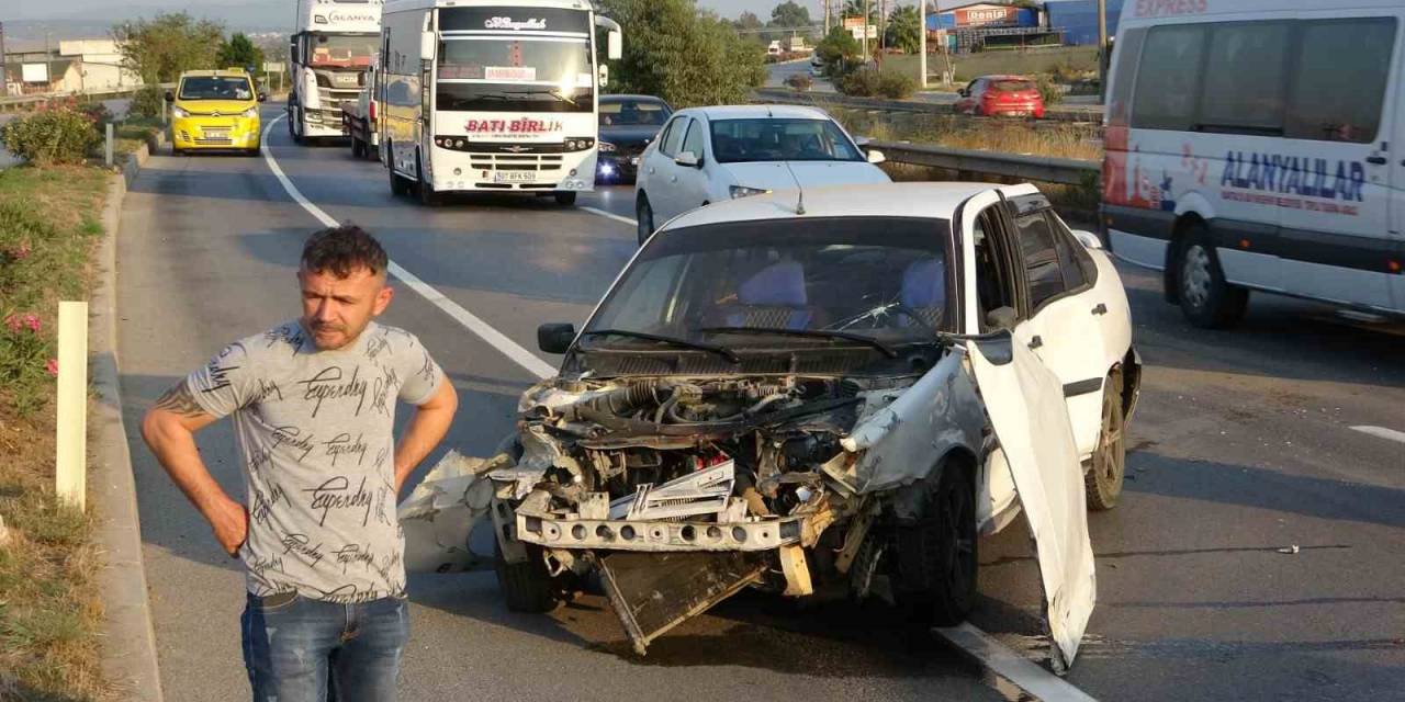 Otomobil Bariyerlere Çarpıp Hurdaya Döndü, Sürücü Burnu Kanamadan Araçtan Çıktı
