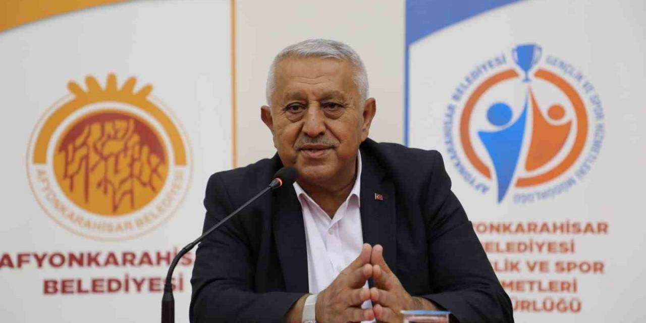 Başkan Zeybek ‘Kariyer Günleri’nde Öğrencilere Tecrübelerini Aktardı