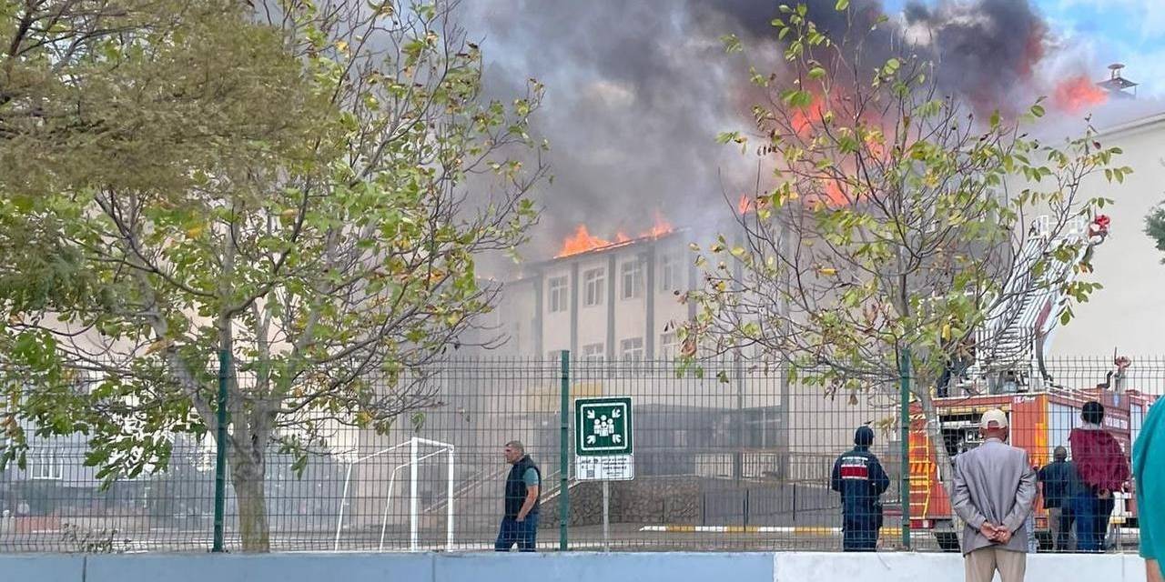 Lüleburgaz’da Kız Meslek Lisesinde Çatı Yangını