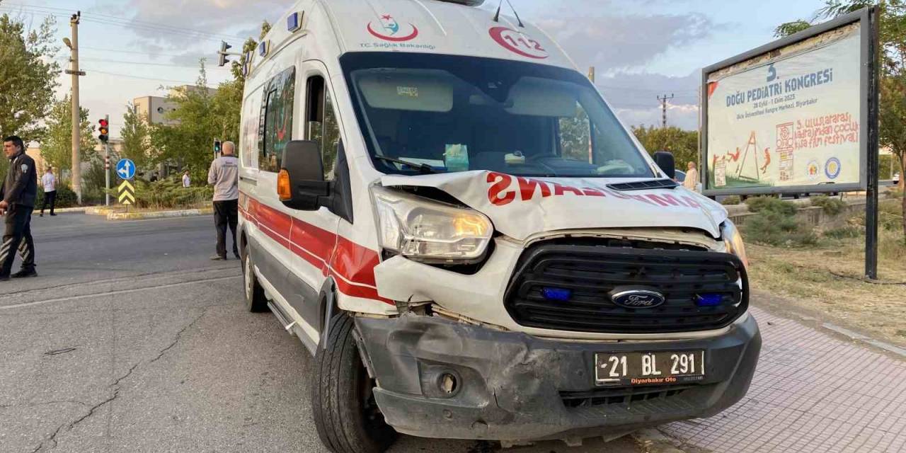 Diyarbakır’da Hasta Taşıyan Ambulans Kazaya Karıştı: 1 Yaralı