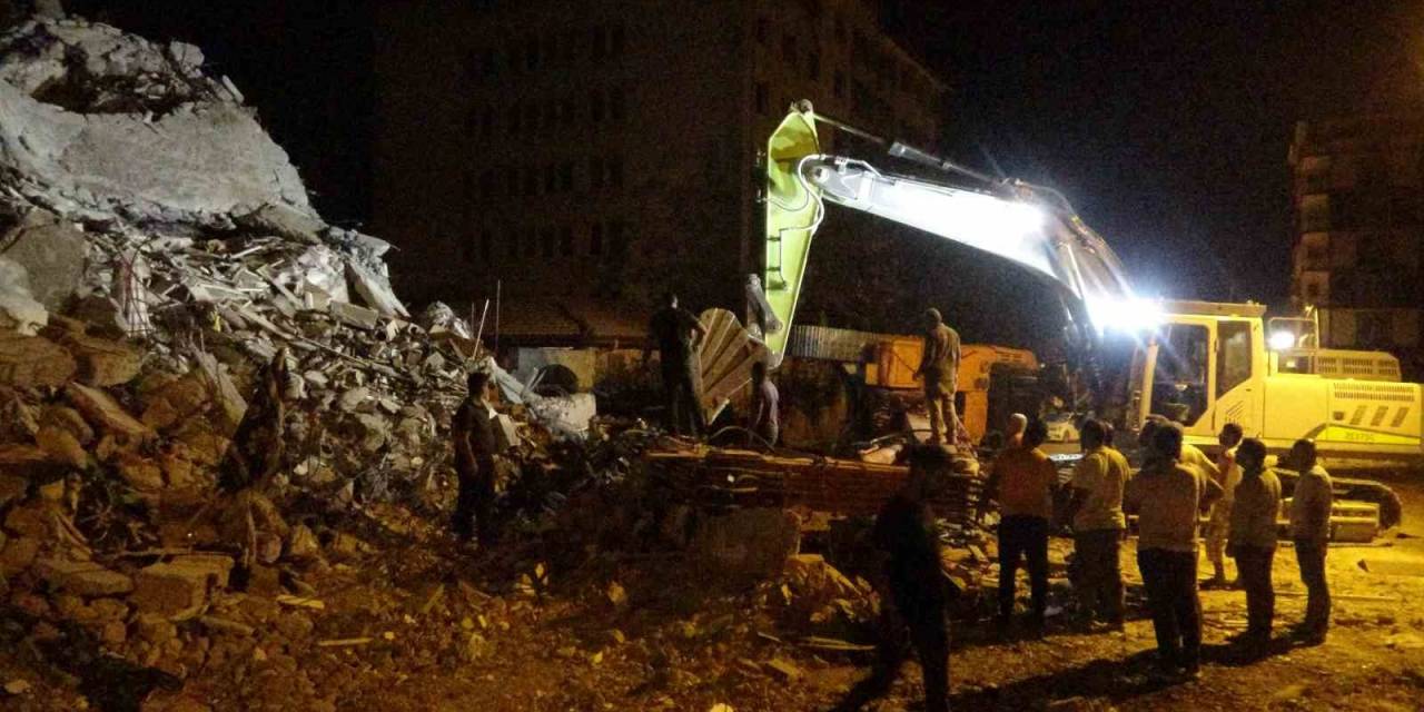 Yıkım Esnasında Bina Çöktü, Operatör Ölümden Döndü: O Anlar Kamerada