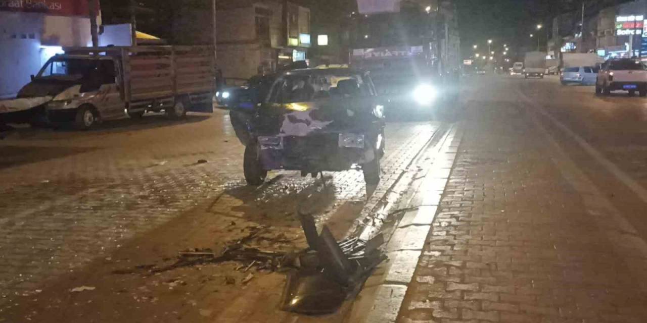 Fenalaşan Babasını Hastaneye Götürürken Kazaya Yaptı: 3 Yaralı