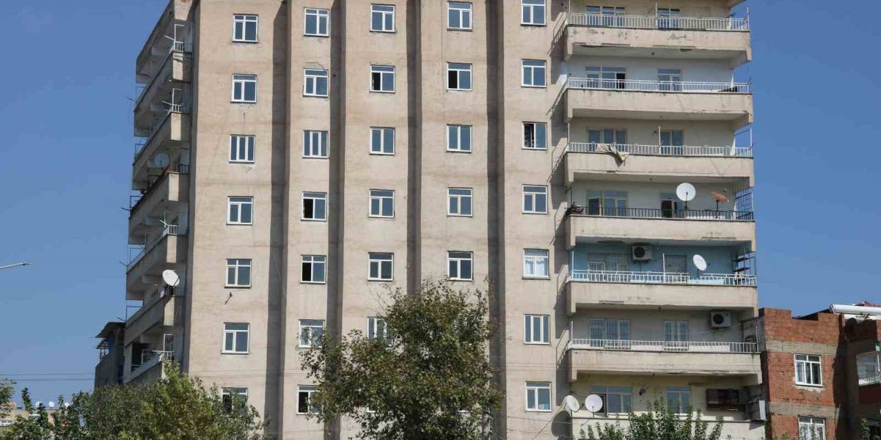 95 Yaşındaki Fuat Dede Depremlerde Terk Edilen Binada Tek Başına Yaşıyor