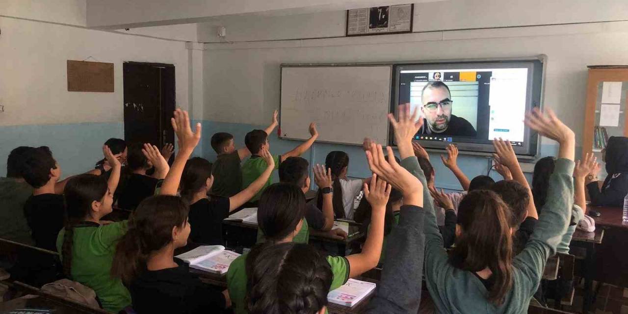 Akev Binlerce Ortaokul Öğrencisine Kariyer Seminerleri Veriyor