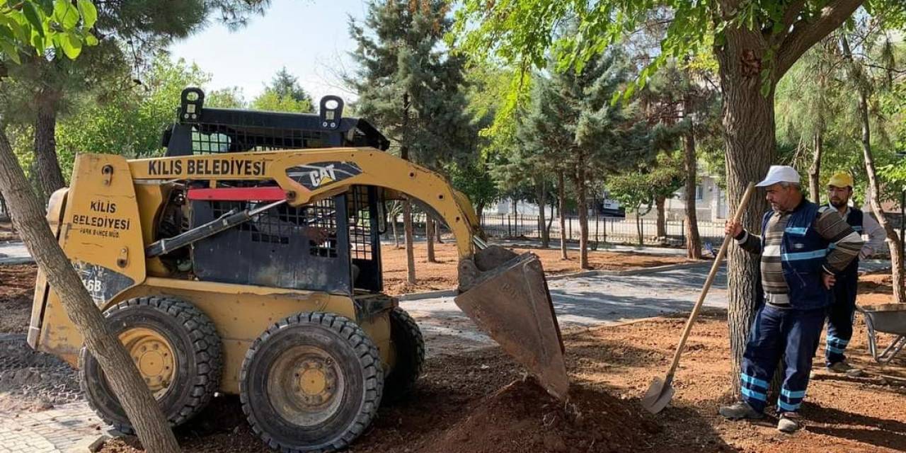 Kilis’te Parklar Refüj Ve Bulvarların Bakımları Sürüyor