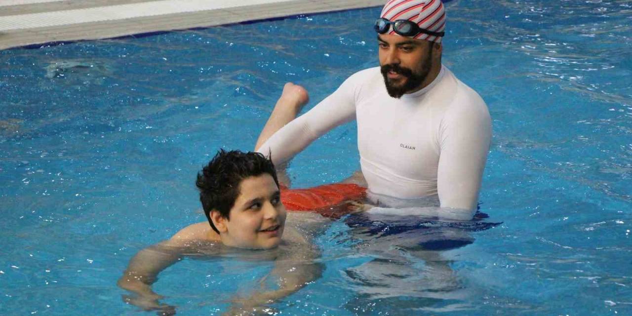 Sudan Korkan Otizmli Çocukların Yüzünü Güldüren Yüzme Kursu