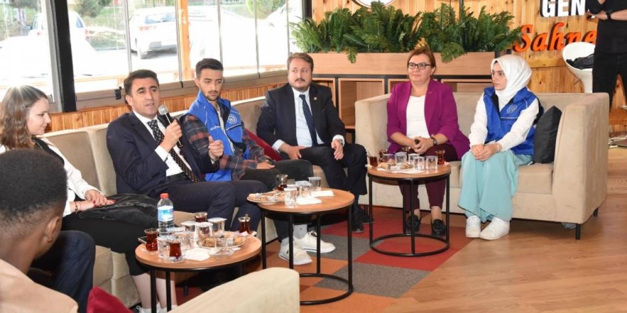 Vali Aygöl Öğrencilerle Bir Araya Geldi