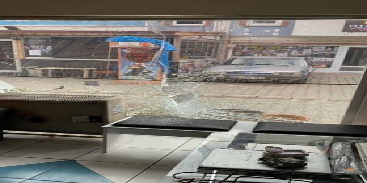 Motosikletin Gazına Bastı, Kontrolü Kaybedip İş Yerine Daldı
