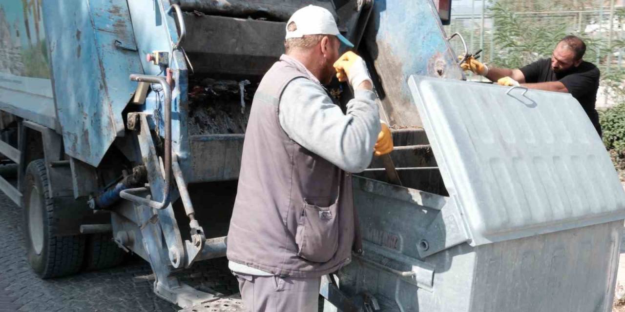Bergama Belediyesi Mahalle Mahalle Çöp Konteynerlerini Temizliyor