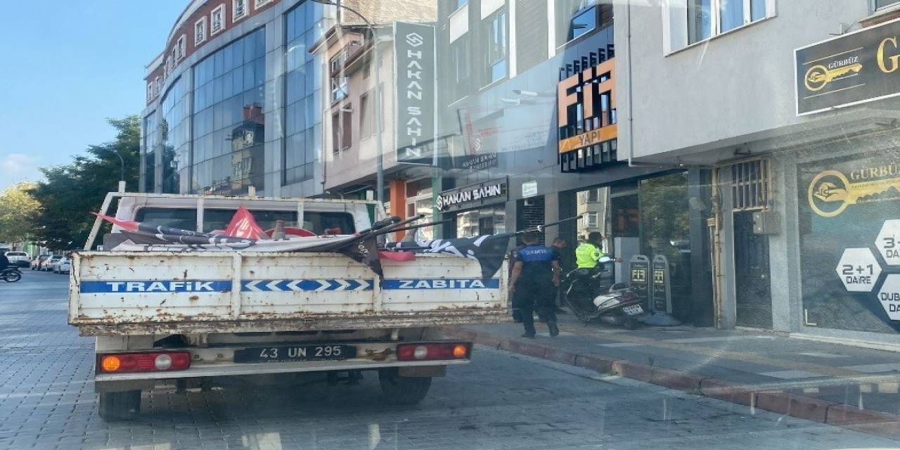 Caddedeki Duba Ve Flamaları Kaldırdı