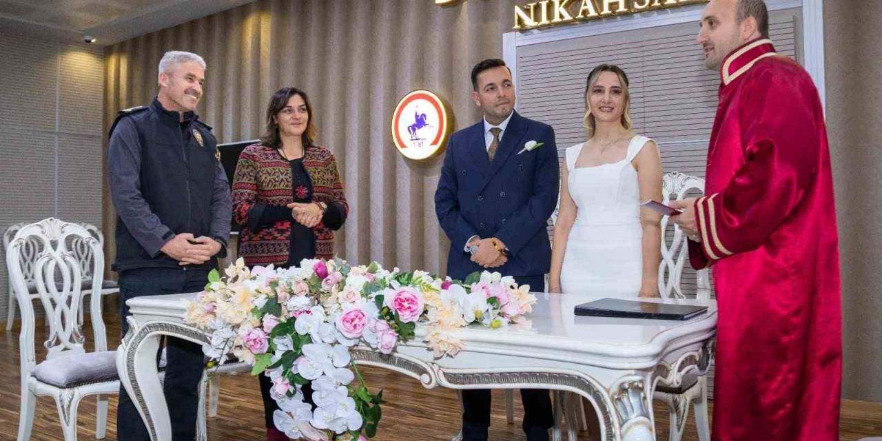 Polislerin Nikah Şahidi Oldular