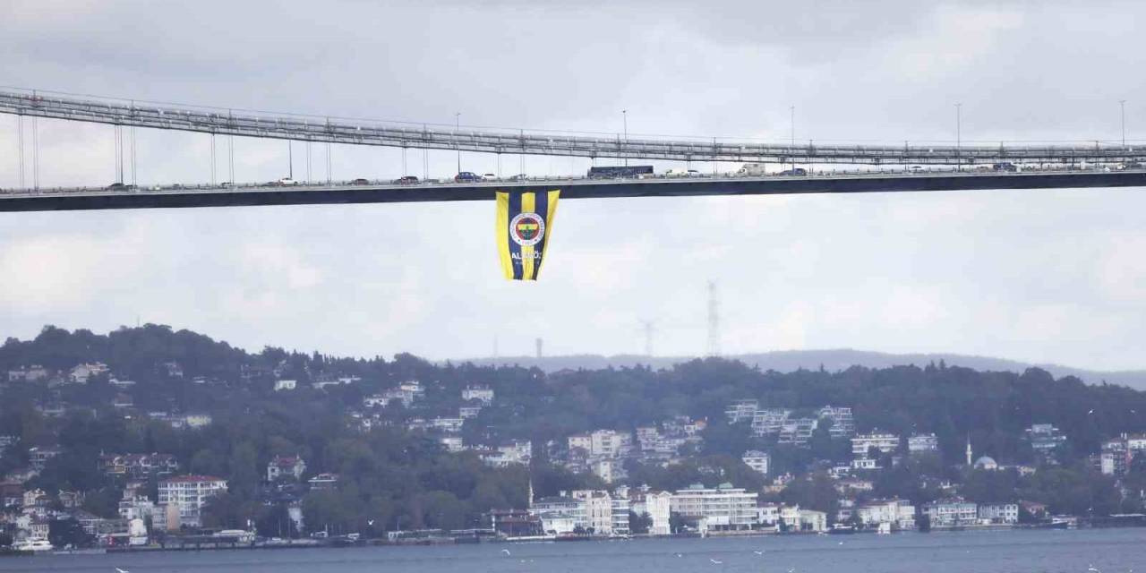 Köprülere Dev Fenerbahçe Bayrakları Asıldı