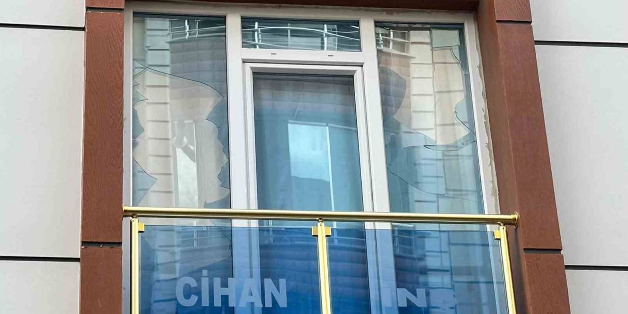 Boşanma Aşamasındaki Eşinin Kaldığı Evi Taşladı