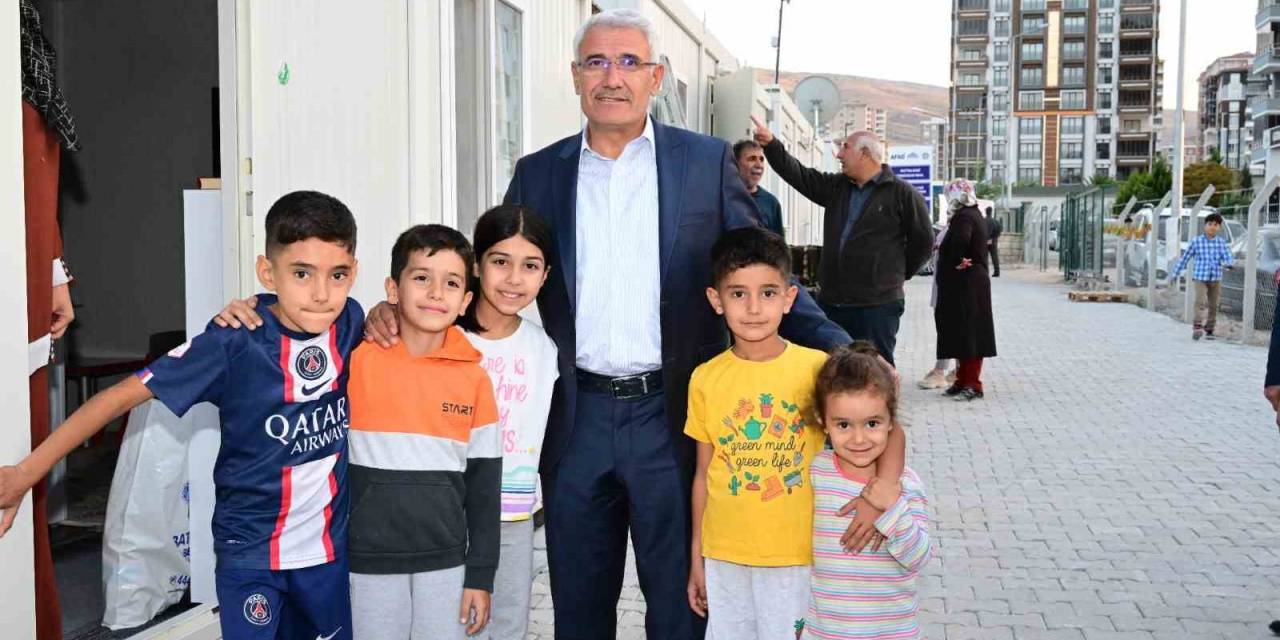 Güder, Depremzede Çocukları Yalnız Bırakmıyor