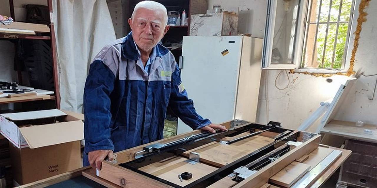 85 Yaşındaki Emekli Öğretmen, Kurduğu Atölyede Akıllı Sehpa Üretiyor