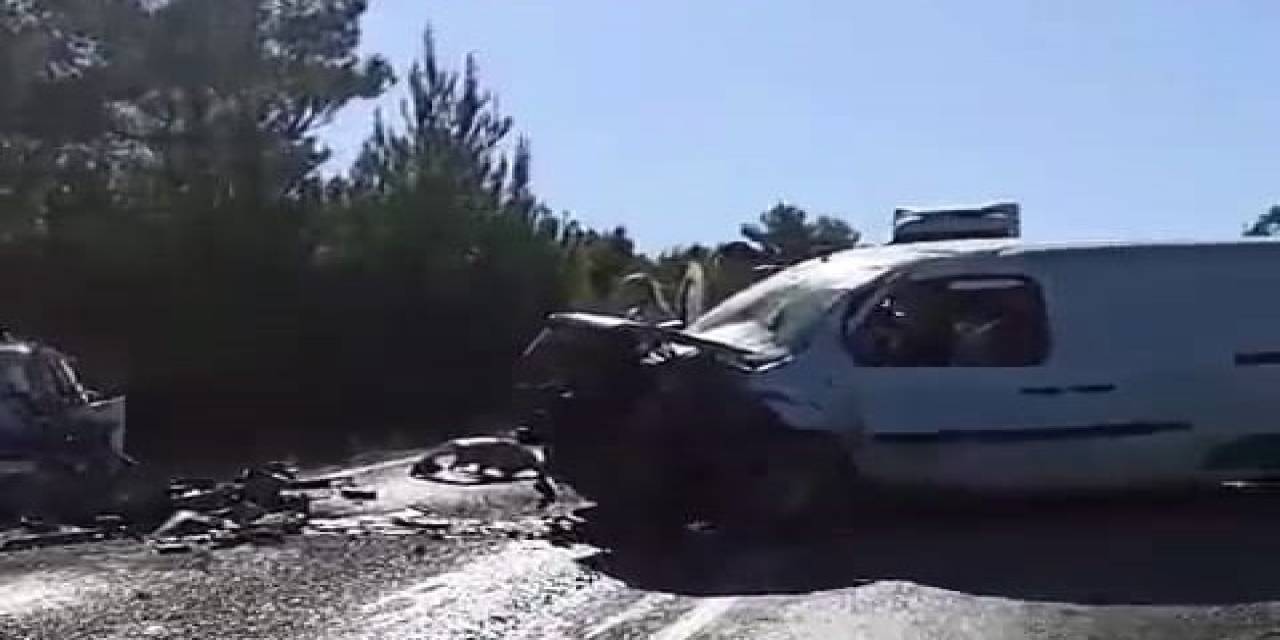 Manisa’da Otomobille Hafif Ticari Araç Çarpıştı: 2 Ölü, 3 Yaralı