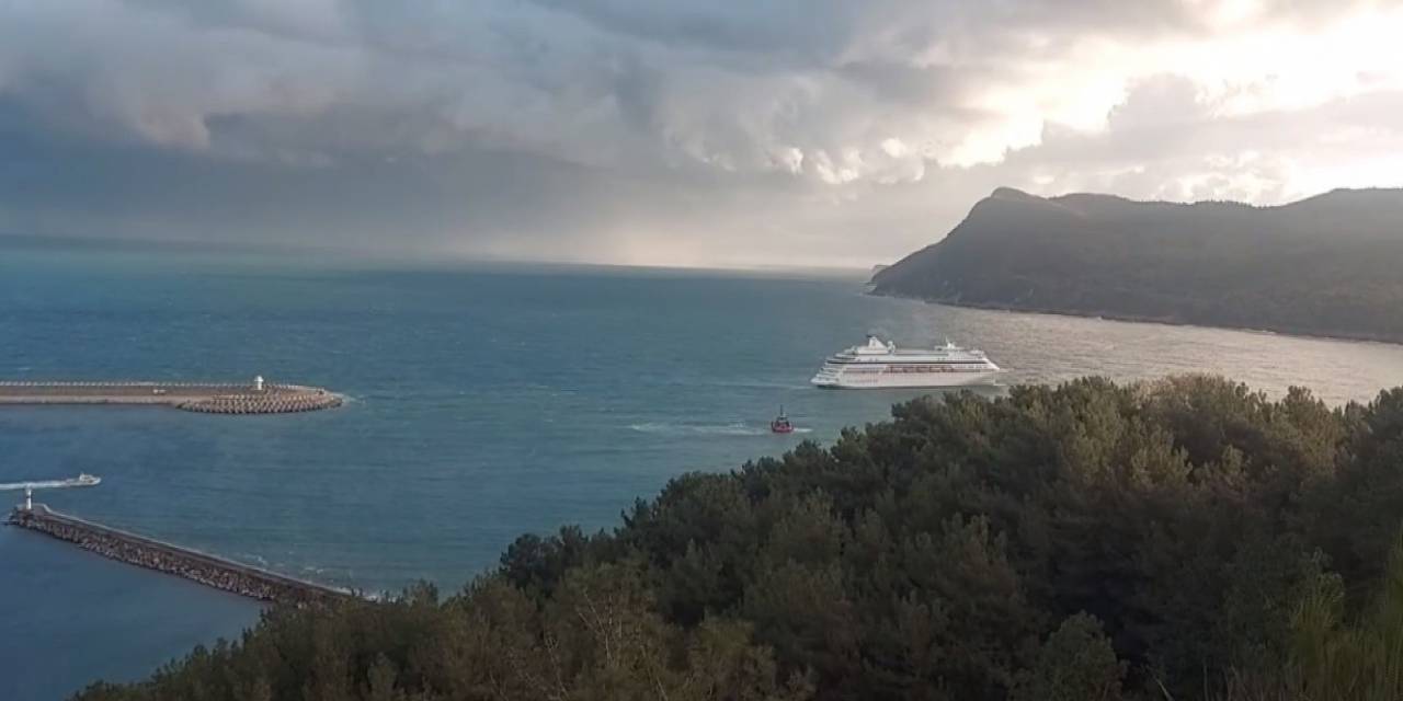 Rus Turistleri Taşıyan Kruvaziyer Gemiye Amasra’da Fırtına Sürprizi