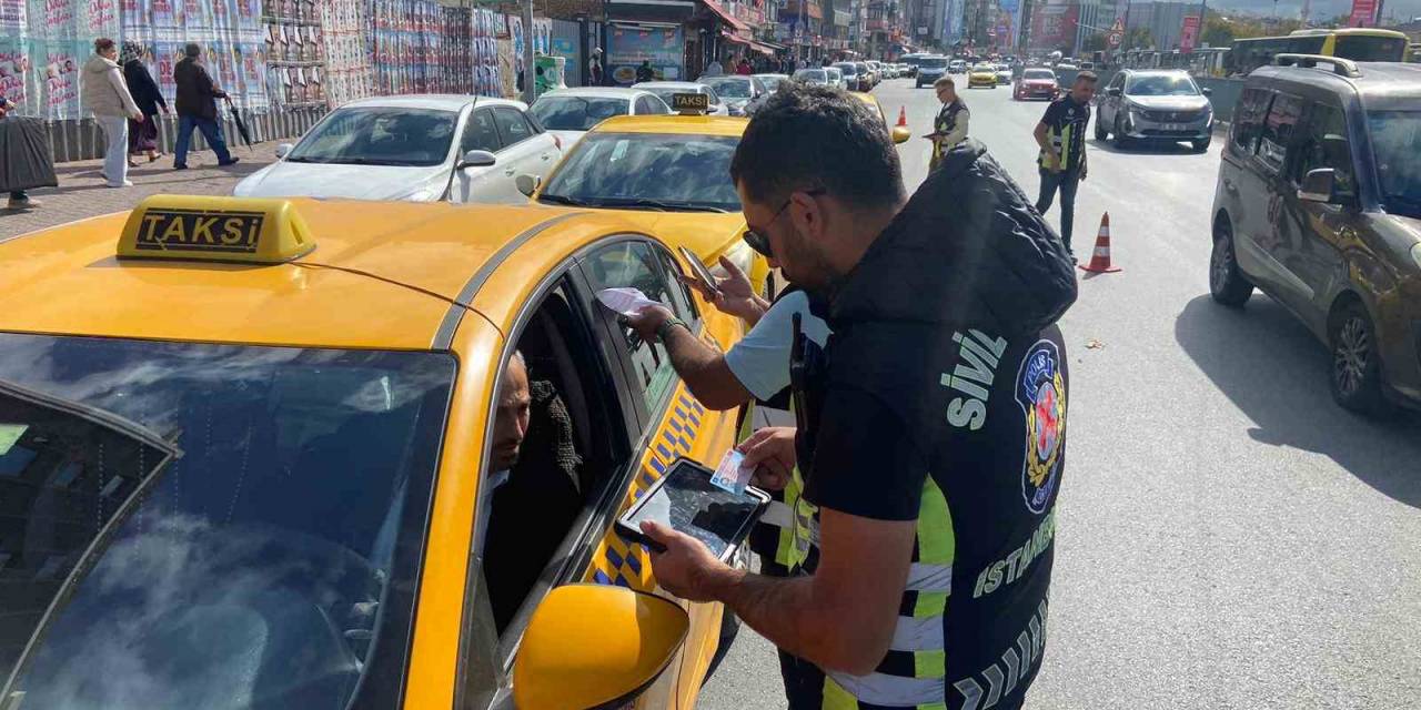Kadıköy’de Emniyet Kemeri Takmayan Taksi Şoförlerine Ceza Kesildi