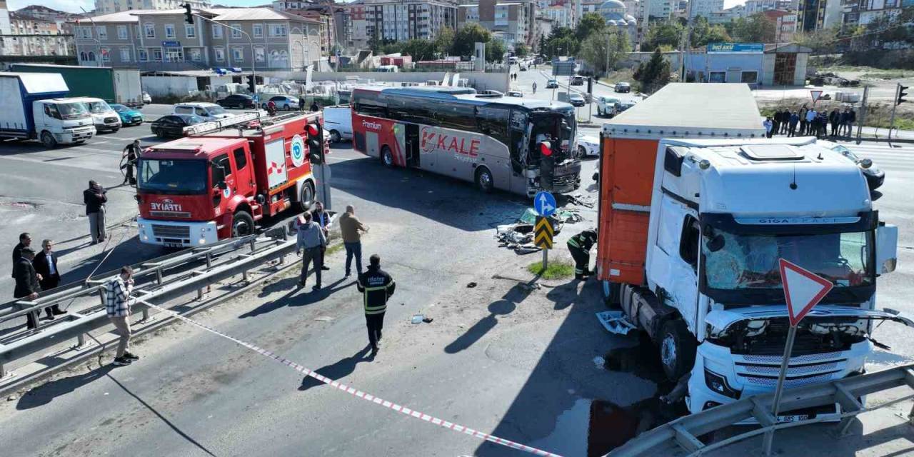 Yolcu Otobüsü Tırla Çarpıştı: 3 Yaralı