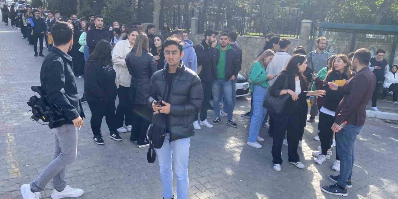 Arel Üniversitesi Öğrencileri Ring Servislerinin Ücretli Olmasını Protesto Etti