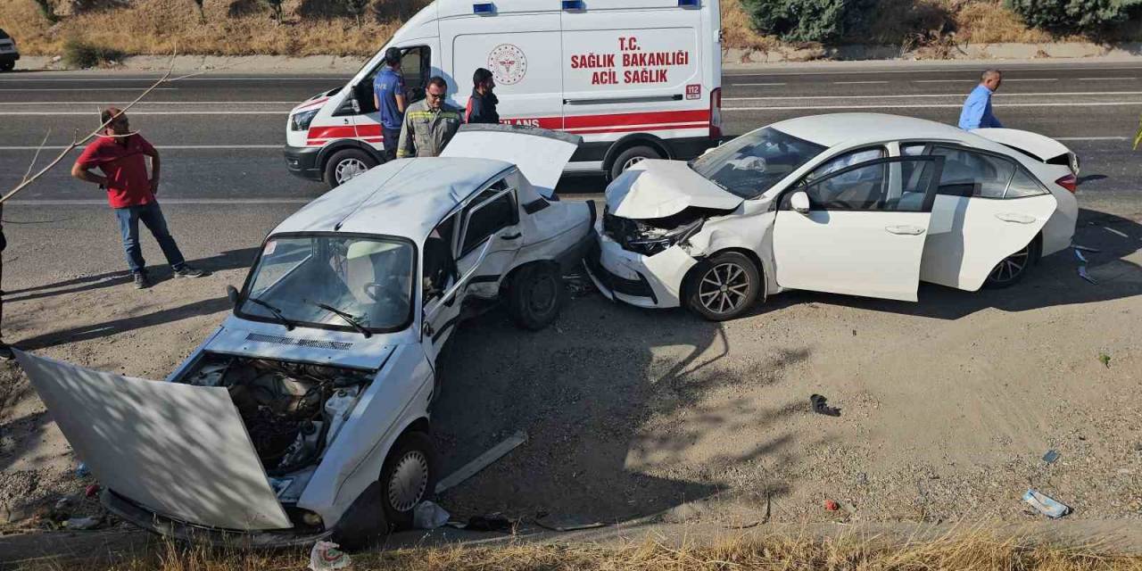 Adıyaman’da İki Otomobil Çarpıştı: 4 Yaralı