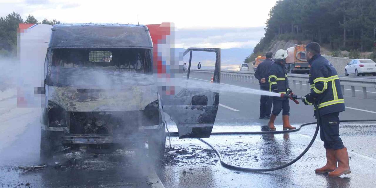 Kastamonu’da Seyir Halindeki Kargo Aracı Yandı