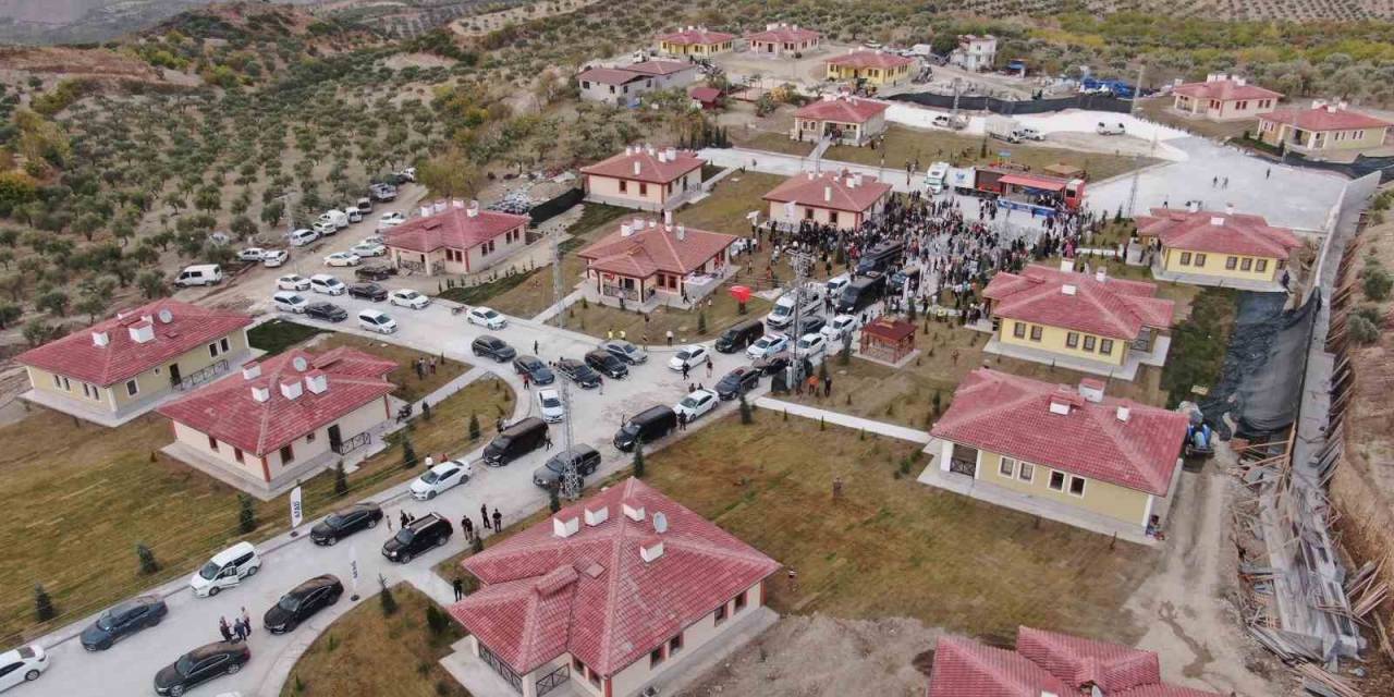 Bakan Özhaseki: "Yapımı Biten İlk Etap Köy Evlerimizi, 25 Konutumuzu Hak Sahiplerimize Teslim Ediyoruz"