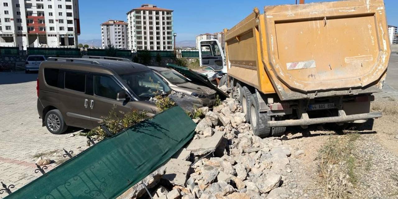 El Frenini Çekmeyi Unuttuğu Kamyonu Park Halindeki Araçların Arasına Daldı