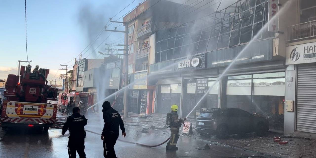 Mobilya İmalathanesindeki Yangın Söndürüldü: Çevre Evler Zarar Gördü