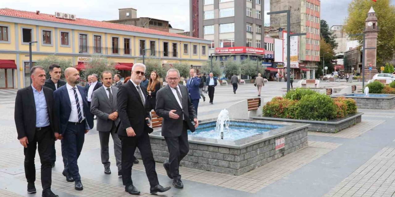 Tamer Karadağlı, Saathane Meydanı’nı İnceledi