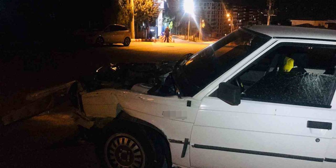 Beton Bariyerlere Çarptı, Aracını Bırakıp Kaçtı