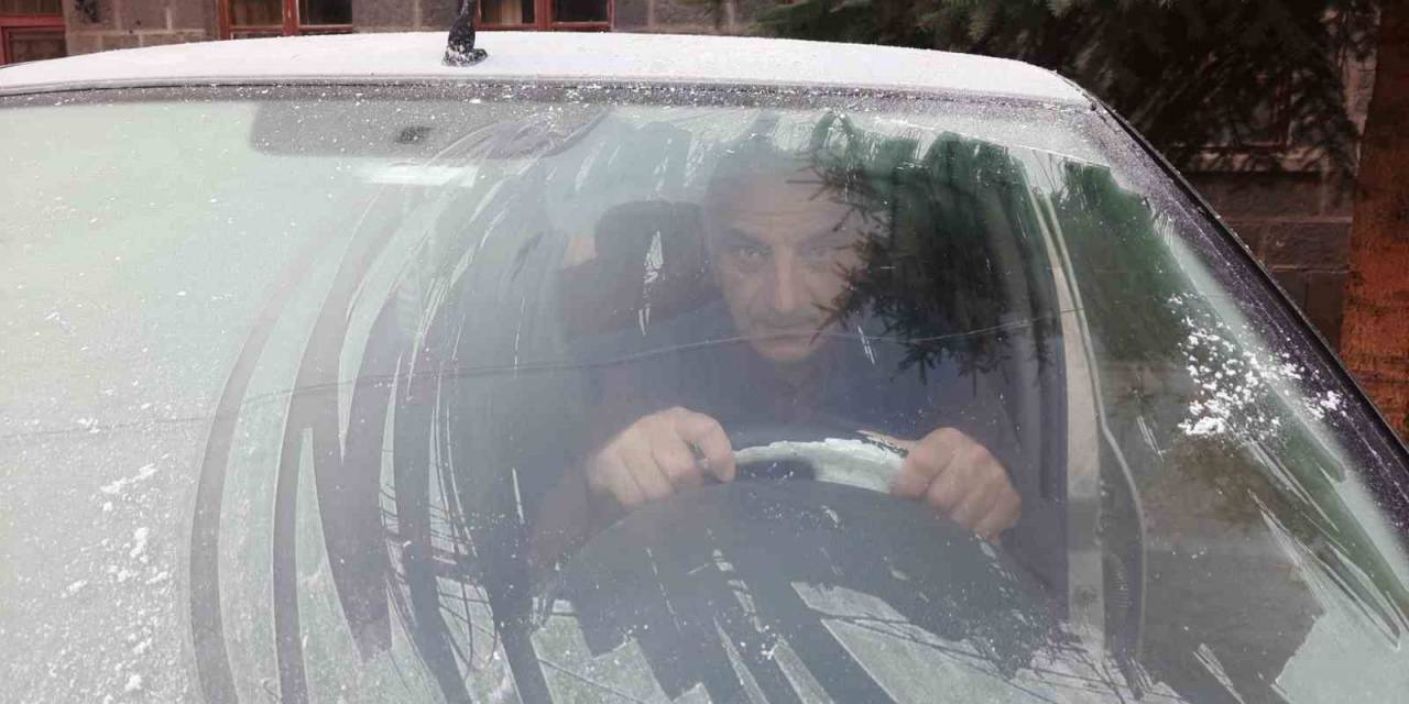 Kars Eksi 5 Dereceyi Gördü, Araçların Camları Buz Tuttu