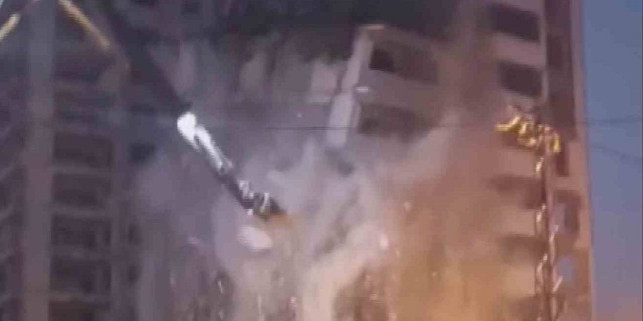 Kepçenin Darbesiyle Binanın Yarısı Yıkıldı, Yarısı Ayakta Kaldı