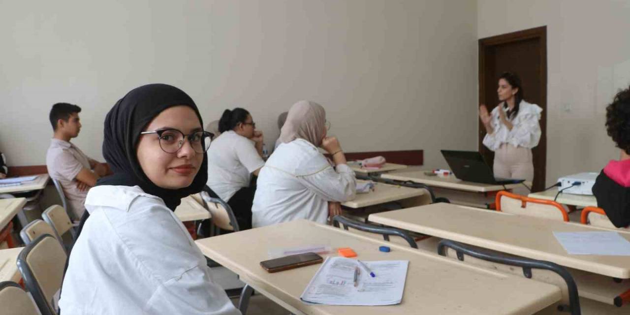 Enkaz Kentte Depremzede Öğrenciler Hayatlarının Sınavına Ücretsiz Hazırlanıyor