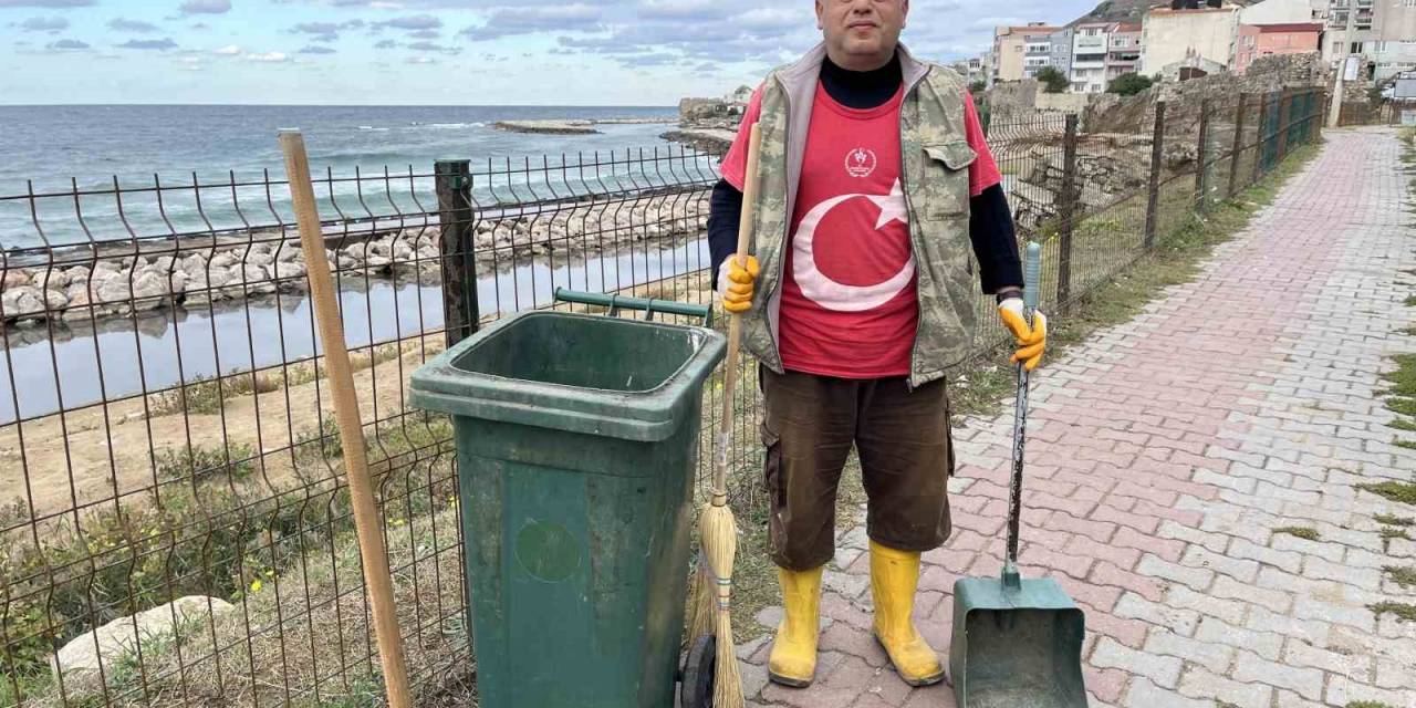 Gönüllü Olarak Mahalleyi Temizliyor: "Sevabına Yapıyorum"