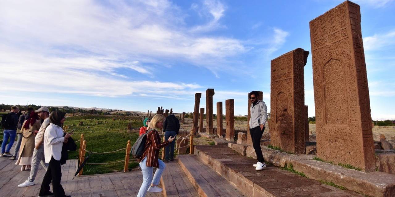 Ahlat Selçuklu Meydan Mezarlığı Ziyaretçi Akınına Uğruyor
