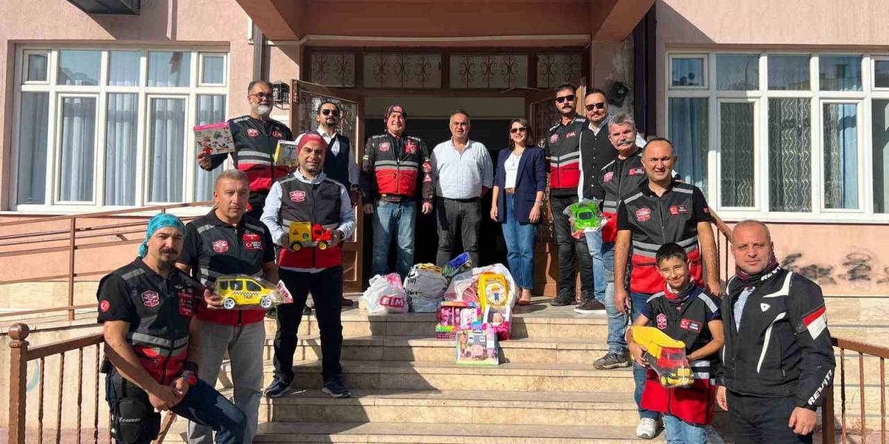 Eskişehir’de 2 Dernek Çocuklara 400 Oyuncak Dağıttı