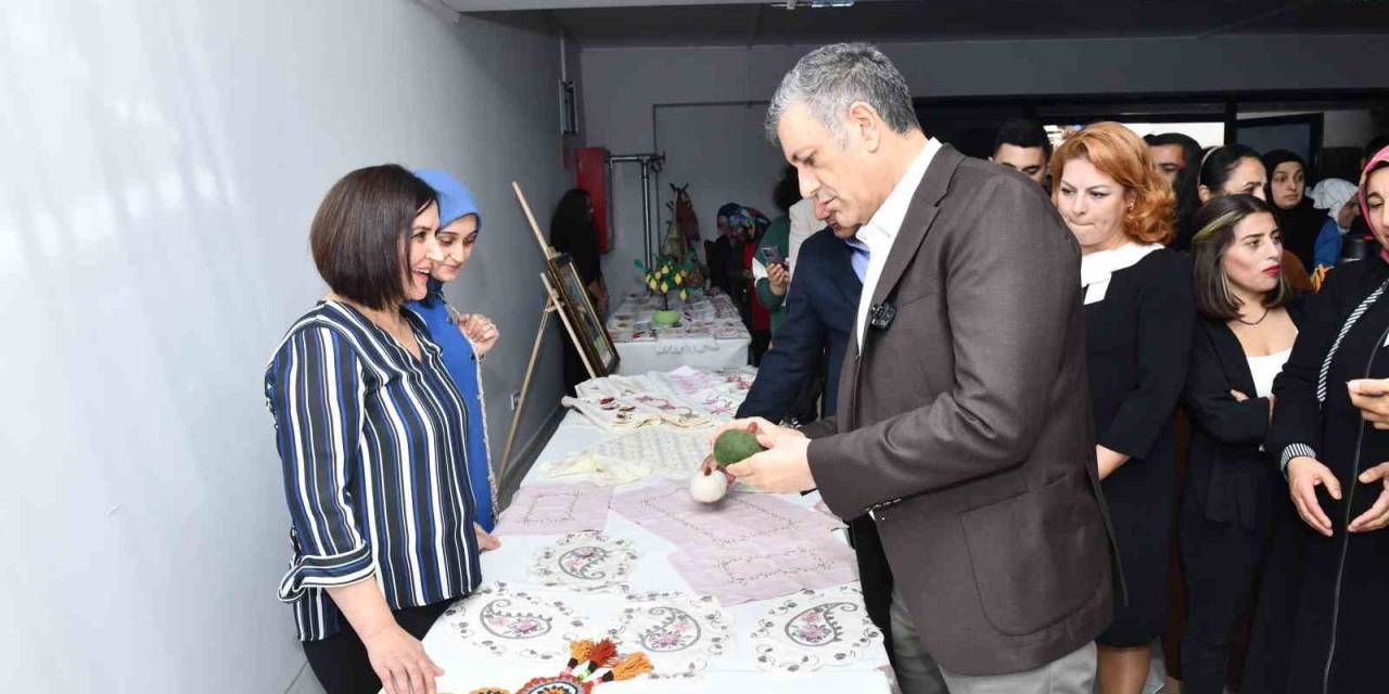 Esenyurtlu Kadınların Ürettiği El Emeği Ürünleri Yıl Sonu Sergisinde Görücüye Çıktı
